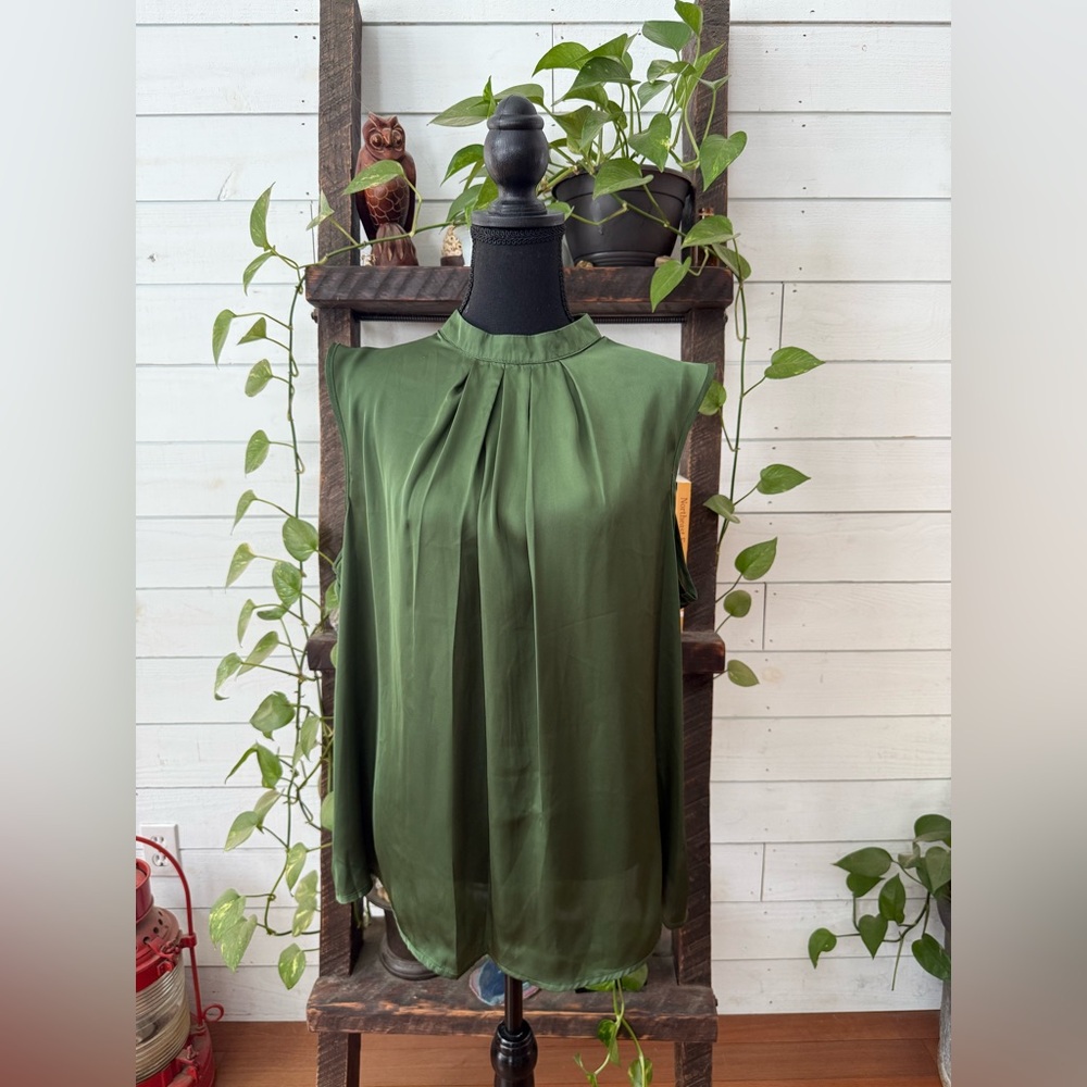 Elementz Lush Olive Green Pleated Blouse with Keyhole Backing - Picture 12 of 16